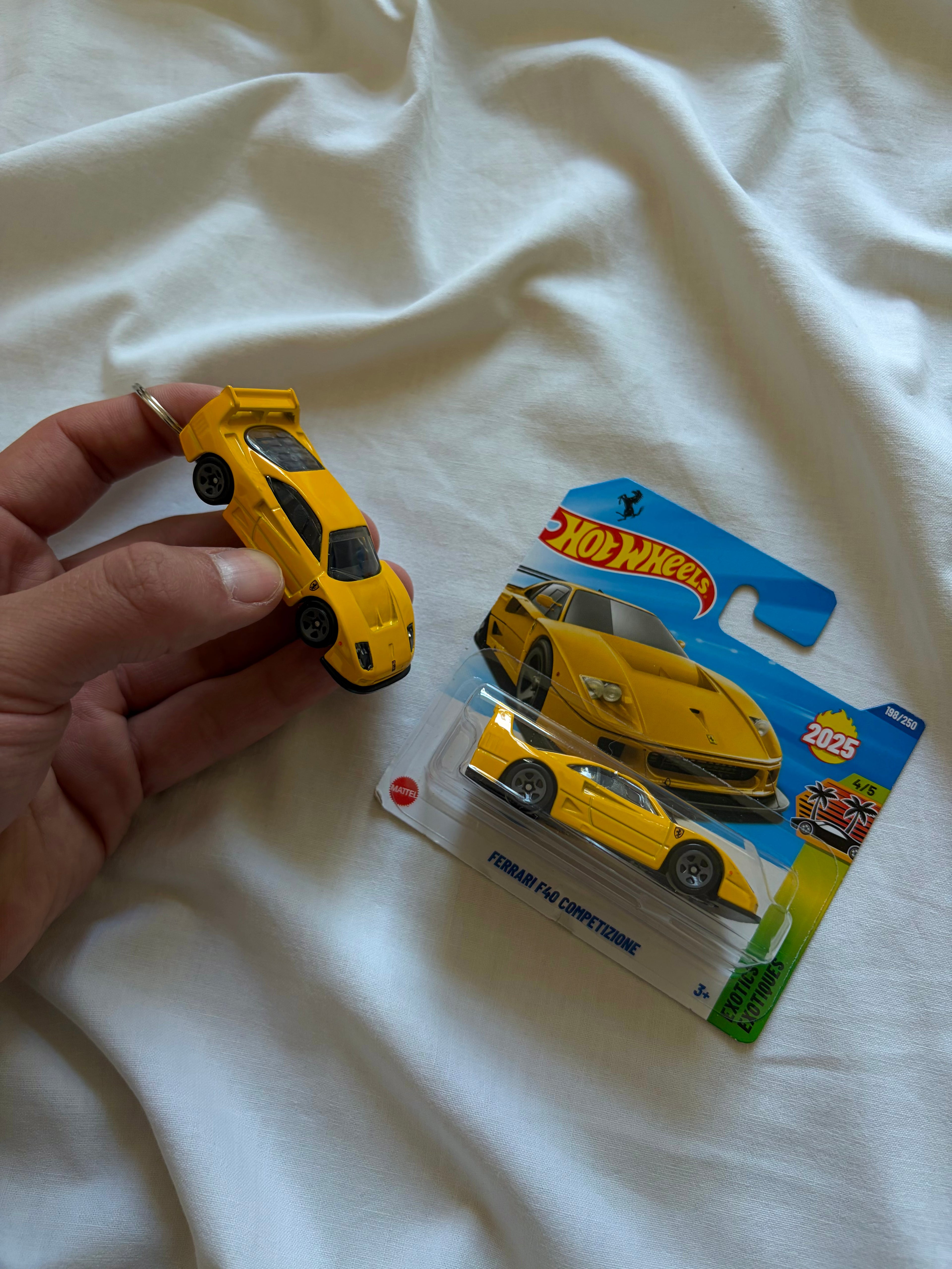 Hot Wheels Ferrari F40 Competizione keychain