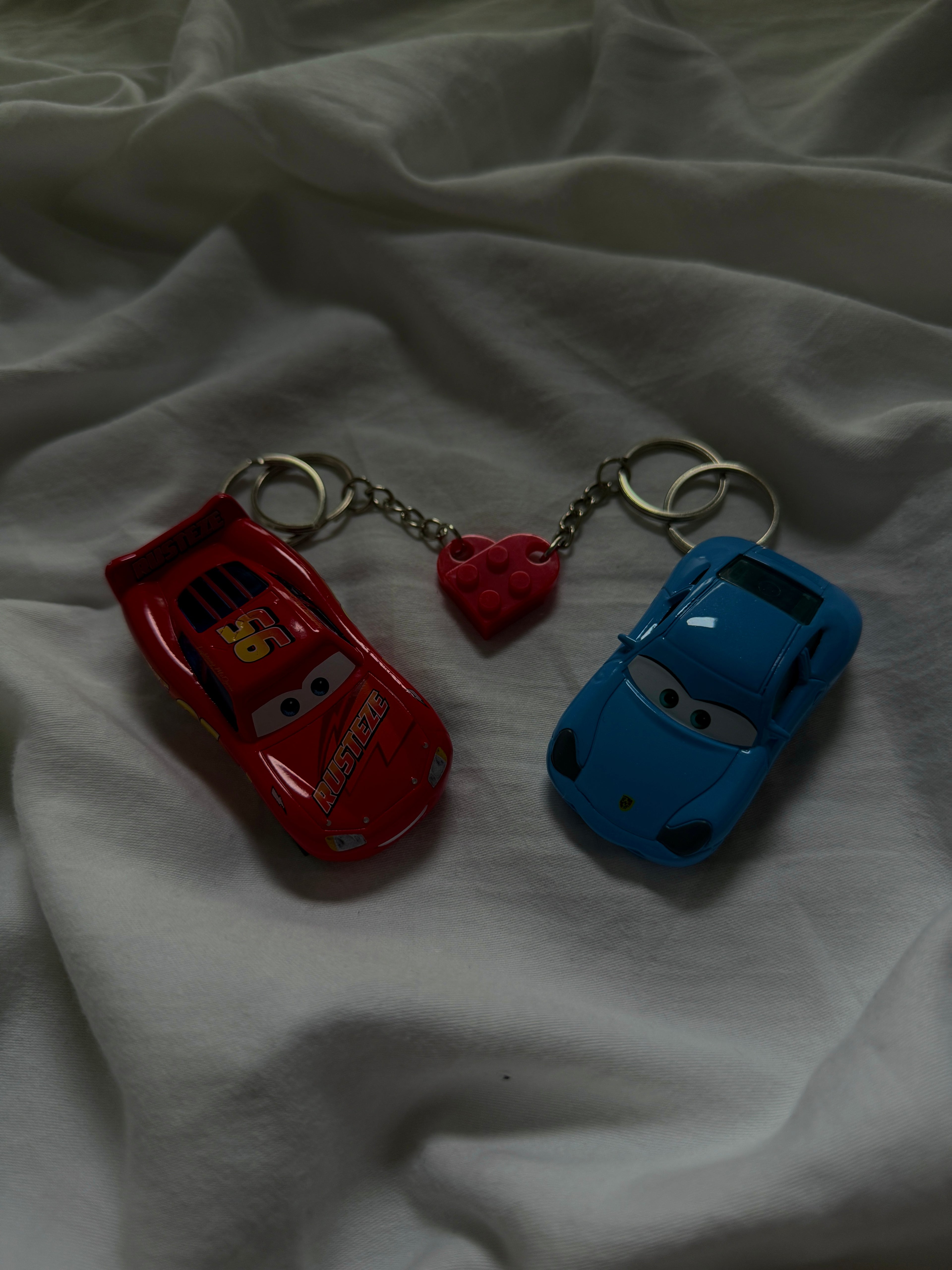 Zestaw Breloków Samochodzików Zygzak McQueen oraz Sally - Cars