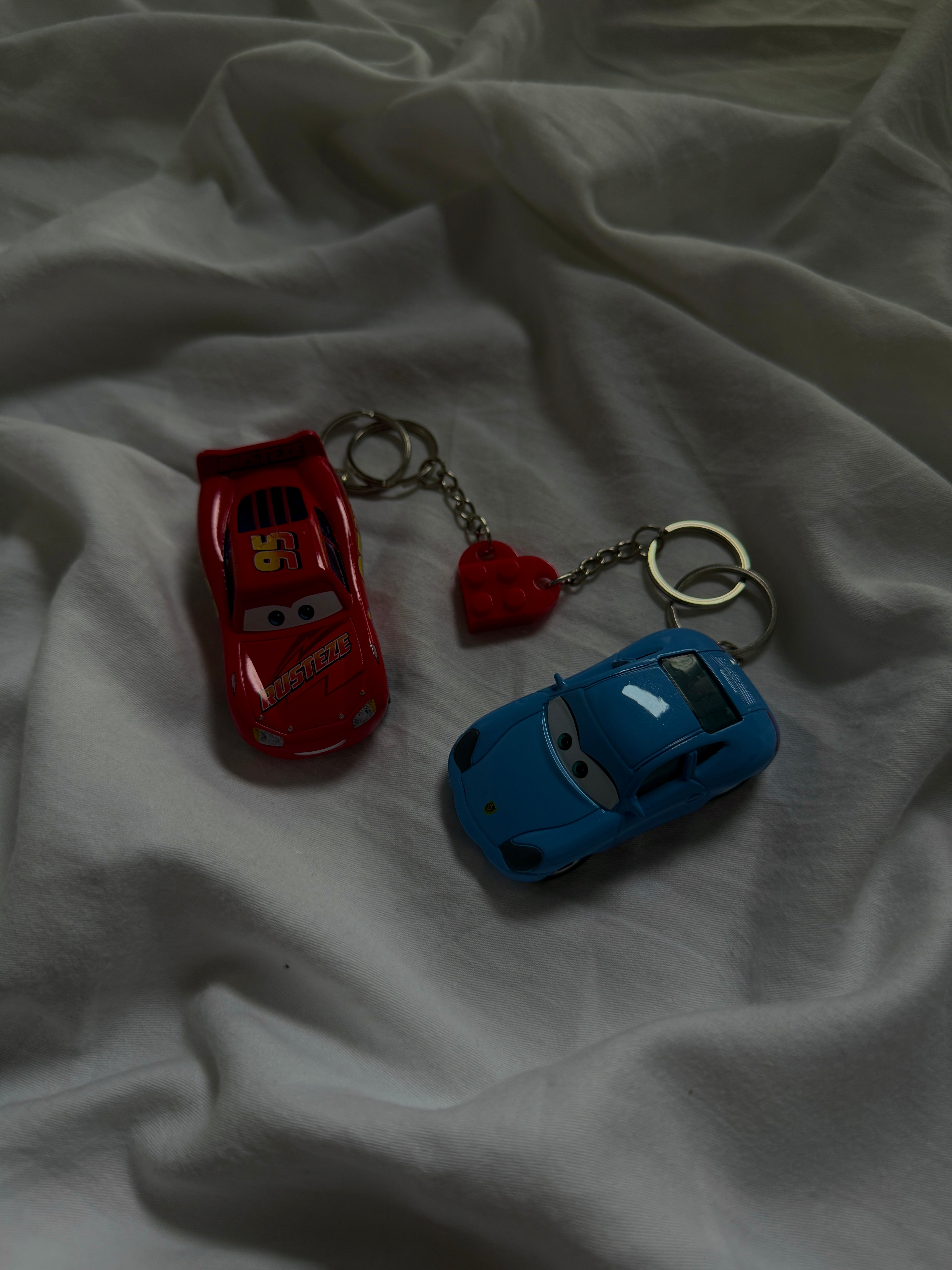 Zestaw Breloków Samochodzików Zygzak McQueen oraz Sally - Cars