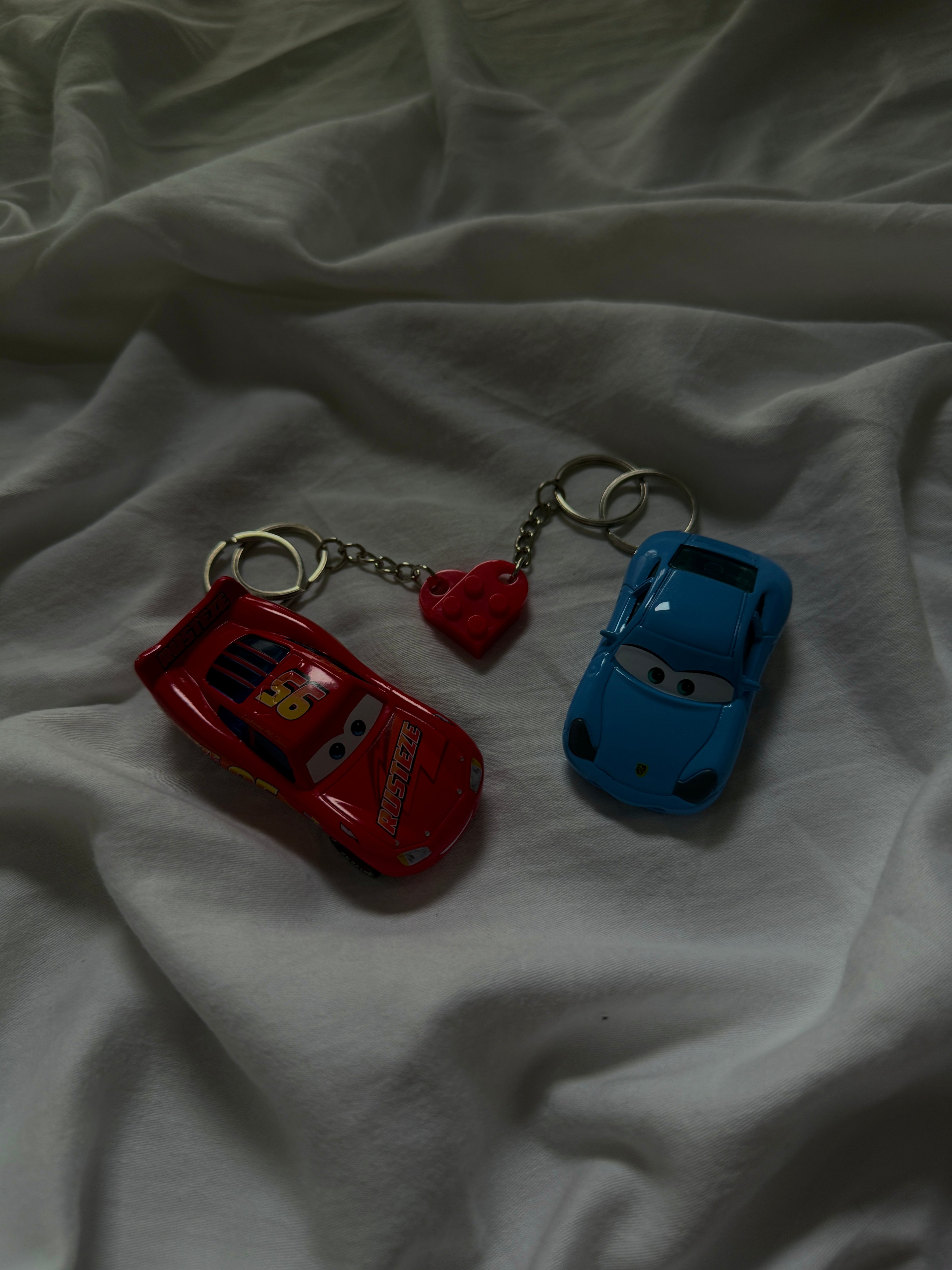 Zestaw Breloków Samochodzików Zygzak McQueen oraz Sally - Cars