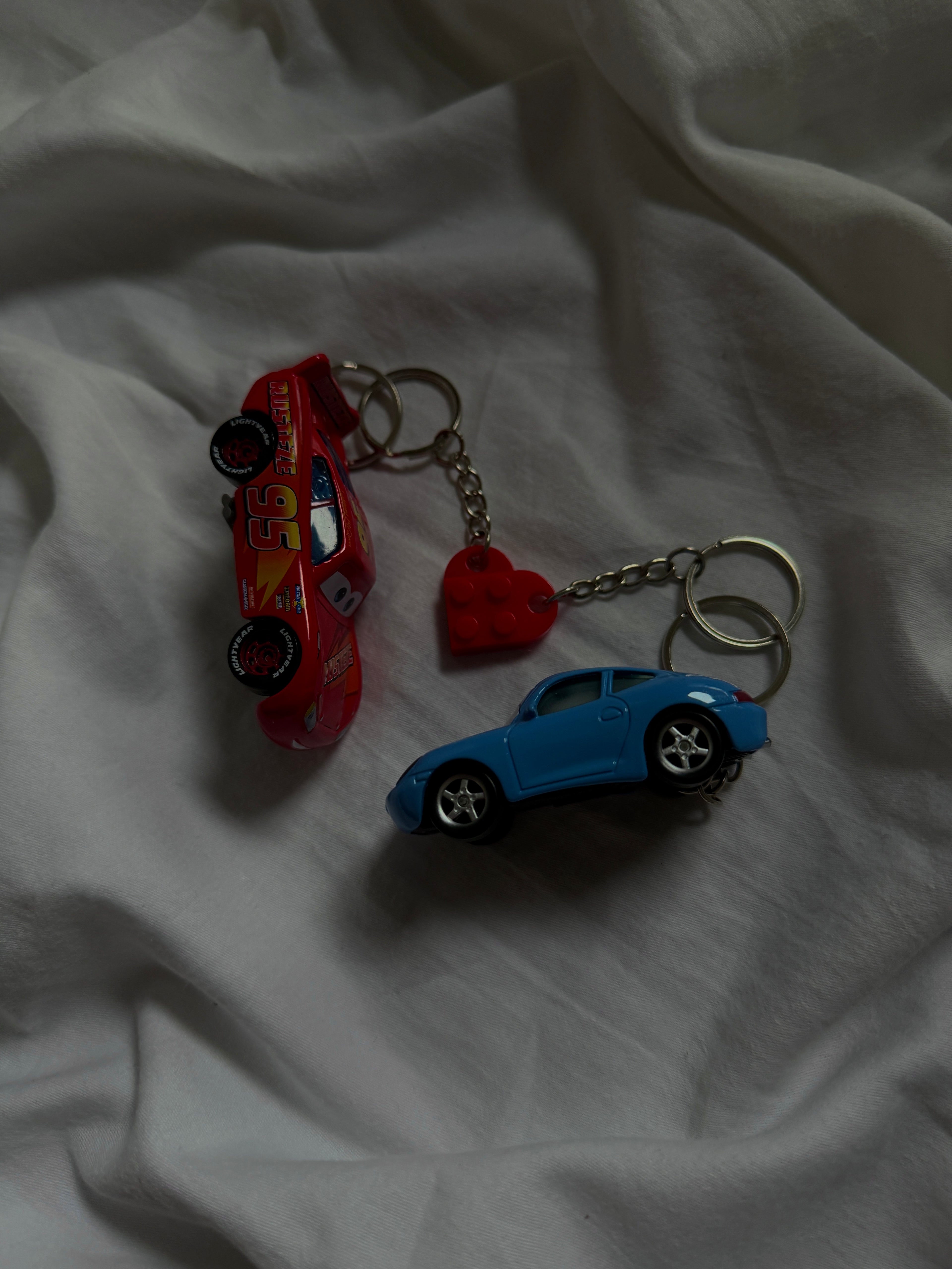 Zestaw Breloków Samochodzików Zygzak McQueen oraz Sally - Cars